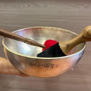 Cuenco de Metal inspirado en el Himalaya, producto artesanal Budista para curación de Chakras y terapia de baño de sonido - Product Image 4