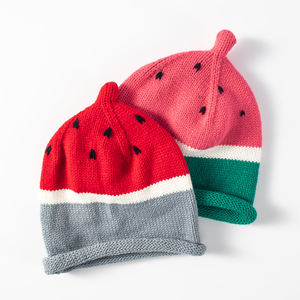 Gorro de punto de fruta personalizado para niños, conjunto de gorro de algodón acrílico con diseño de sandía con nudo superior para uso en invierno de bebés y niños pequeños - Product Image 4