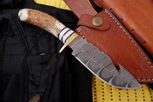 Couteau de chasse professionnel en acier damas fait à la main de haute qualité avec couteau à manche en corne avec gaine en cuir pur. - Product Image 4