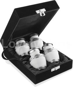 Ensemble de 4 urnes souvenir en aluminium émaillé blanc dans une boîte en velours - Product Image 1