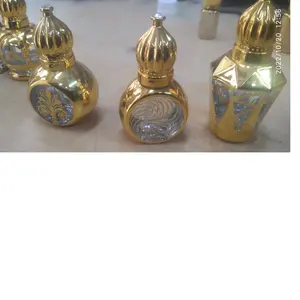 定制的空玻璃瓶，带金色瓶盖，金色印刷，非常适合香水和香水商店