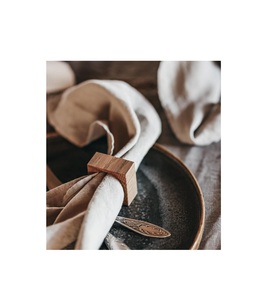 Anneau de serviette en bois massif conçu pour un arrangement de serviette de qualité supérieure et de charmants accessoires de cuisine rustiques - Product Image 6