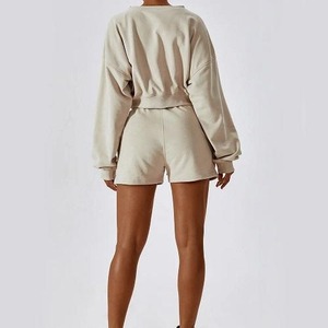 Conjunto de sudadera y pantalones cortos de cuello redondo de lana con puños de costilla de talla grande, chándal de mujer en blanco personalizado con logotipo - Product Image 4