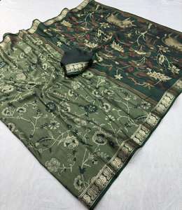 Saris en coton doux et soyeux avec motif floral en point de croix, bordures contrastées en zari, blouse comme sur la photo - Product Image 4