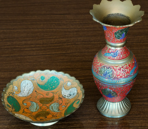 Juego de Jarrones y Cuencos de Latón Hechos a Mano Vintage, Metalería Mughal Grabada a Mano, Centro de Mesa Decorativo con Relieve Floral Ornamentado - Product Image 4