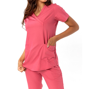Costume de gommage médical rose pour femme respirant col en V hôpital combinaison de gommage médical avec poches pour infirmières et médecins - Product Image 1