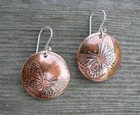 Bague d'oreille en cuivre fini oxydé avec des motifs traditionnels fabriqués à la main pour les femmes qui apprécient les bijoux artisanaux