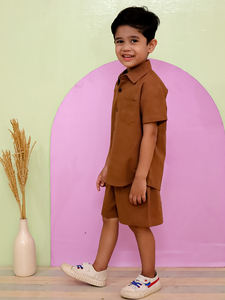 Conjunto de ropa informal para niños-Camiseta con botones y pantalones cortos marrones para niños Estilo sólido para el verano - Product Image 2