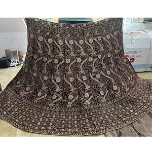 Lujoso Lehenga de Terciopelo Rojo Granate con Bordado Pesado Jarkan Jaal, Choli Largo de Doble Capa y Dupatta Bordada para Fiesta de Verano Moderna - Product Image 3