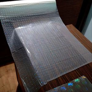 Etiqueta Holográfica Metalizada Autoadhesiva de Tamaño Personalizado, Película de Vinilo BOPP PVC Resistente al Agua para Uso Cosmético - Product Image 1