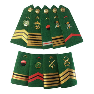 Charreteras de uniforme de desfile clásico con flecos dorados largos hechos a mano para bandas y artistas ceremoniales Charreteras a la venta - Product Image 3