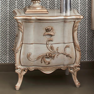 Table de chevet de style italien classique avec sculpture en bois massif - Product Image 1