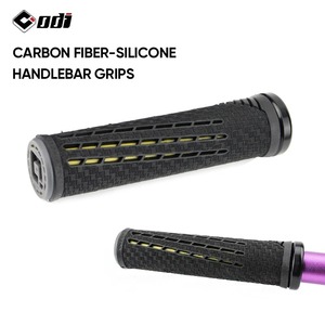 Puños de Silicona ODI CF V2-1 con Bloqueo para Bicicleta de Montaña, Cubierta de <span class=keywords><strong>Manillar</strong></span> de Fibra de Carbono, Tapones para <span class=keywords><strong>Manillar</strong></span> de <span class=keywords><strong>MTB</strong></span> - Product Image 4