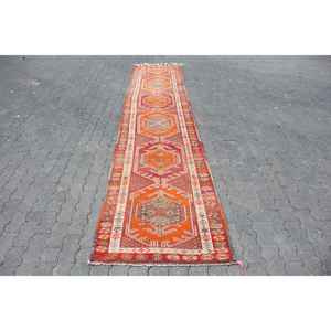 Alfombra Vintage Herki de 2.8x12.8 pies, Alfombra Turca de Lana con Parches Rojos y Naranjas - Product Image 1