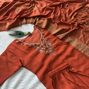 Conjunto Premium de Kurti, Pantalón y Dupatta de Seda Romana con Dupatta de Jacquard de Nailon Pesado con Trabajo Manual y Latkan - Product Image 2