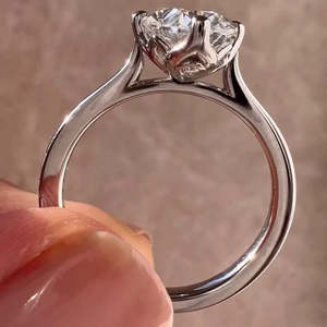 Anillo de Compromiso con Diamante Ovalado de 2.50ct Cultivado en Laboratorio, Certificado IGI, en Oro Blanco para Mujer - Product Image 3