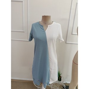 Robe en crêpe importée à manches courtes, col en V, bicolore, avec détails floraux découpés au laser, pour femmes, 36262 - Bleu - Product Image 3