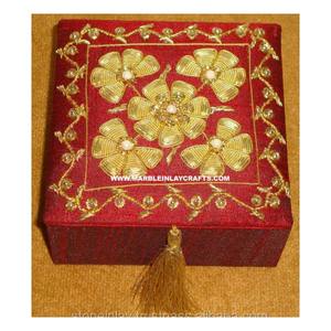 Zari – boîte cadeau décorative brodée à la main, brillante et finition polie pour dames, boîte faite par un Designer indien - Product Image 1