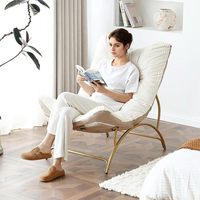 Fauteuil inclinable confortable et rembourré avec structure métallique, hauteur réglable, design moderne pour salon et chambre à coucher
