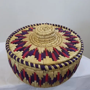 Panier en herbe de lune fabriqué à la main avec un couvercle tissé en spirale rouge vif, parfait pour le stockage, disponible au prix de gros. - Product Image 6