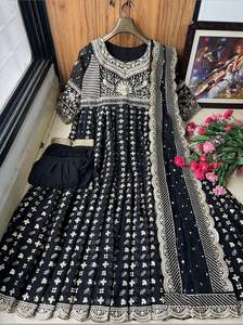 Robe et pantalon de broderie en fil de Georgette lourd avec bordure en dentelle fantaisie Dupatta - Product Image 3