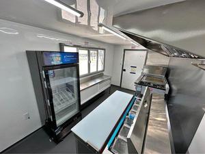 Robusto tractor usado Kubota 25-40HP Unleash Loader Brilliance con remolque de alimentos remolcable de acero inoxidable y fibra de vidrio - Product Image 3