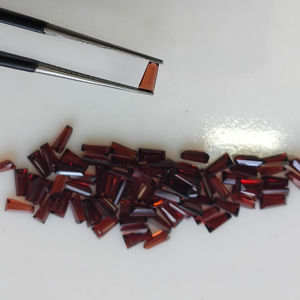 พลอยโกเมนสีแดงทรงบาแกตต์ขนาด 1.5x2.5x5 มม. ตัดแบบเรียวแหลม แบรนด์เรดเมาน์เท่น สำหรับทำเครื่องประดับ - Product Image 1