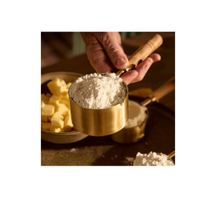 ถ้วยและช้อนทองเหลืองสำหรับตวงกาแฟด้วยมือจากไม้อะคาเซีย - Product Image 1