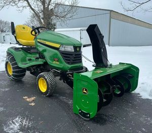 Tondeuse autoportée John Deere S100, design compact, faible consommation de carburant, idéale pour la tonte de l'herbe et les travaux de jardinage. - Product Image 5