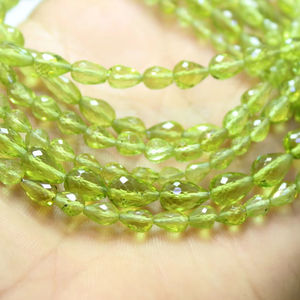 Cuentas facetadas de peridoto natural, piedras preciosas verdes, forma de gotas, tamaño 3,5x4MM a 4x5,5 MM, aproximadamente 10 pulgadas - Product Image 1