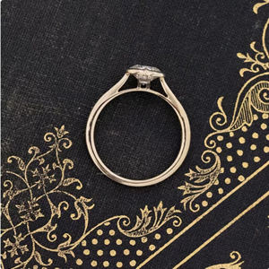 1.5 carats en forme de coeur Moissanite Solitaire Ring avec Floating Rounds Tapered Band Symbolic Bezel Set Gemstone Rings - Product Image 4