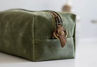 Kit Dopp en toile cirée avec logo personnalisé Sac de maquillage en cuir à fermeture à glissière/étui de voyage à raser Fonction de suspension à la mode Utilisation quotidienne