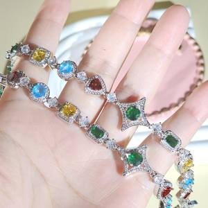 Elegante Cadena de Piedras Multicolores en Engaste Chapado en Rodio con Detalles de Diamantes Moissanite, Joyería de Lujo para Bodas y Fiestas - Product Image 6