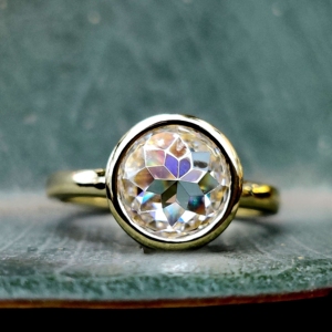 Moissanite único y brillante anillo de compromiso de boda de oro de 10K para mujeres para un día especial - Product Image 4