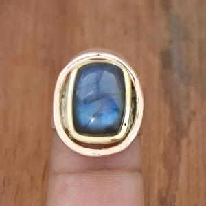Anillo de labradorita natural, banda ancha de Plata de Ley 925, joyería Bohemia de dos tonos, anillo de aniversario martillado con piedras preciosas hechas a mano - Product Image 1