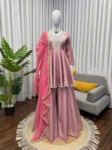 Ensemble haut et palazzo en soie Cosmos pour soirée ou mariage, avec broderie de fils de soie, miroirs et dentelle, et dupatta en dentelle de soie Fendy - Product Image 3