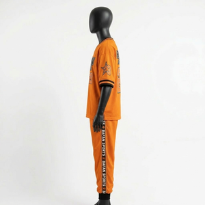 Conjunto deportivo para mujer de jersey de malla de poliéster de 180 GSM y pantalones deportivos naranja transpirables con panel lateral con logo. - Product Image 3