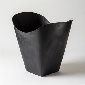 Cubierta de base de árbol negro martillado en aluminio, atemporal y hecho a mano para un estilo interior festivo premium o regalos de exportación. - Product Image 2