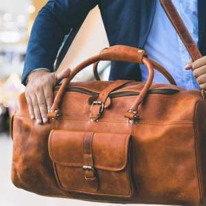 Sac de sport en cuir véritable de buffle fait à la main de créateur Sac de sport de voyage élégant pour femme Sac de sport à fermeture éclair Vente personnalisée en vrac - Product Image 3