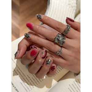 Crimson Starlet Press-On Nail : Accessoire élégant pour le nail art - Product Image 4