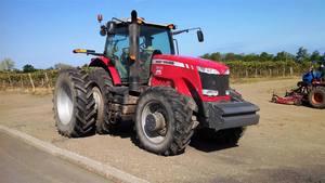 Tracteur agricole Massey Ferguson MF 8690 d'occasion à vendre, avec composants essentiels tels que la pompe et le roulement. - Product Image 4