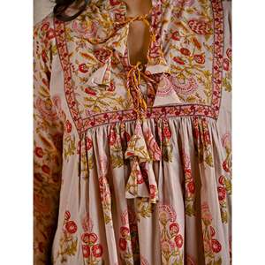 เดรสผ้าฝ้ายพิมพ์ลายสีเบจพีชทรงบาน แต่งพู่ด้านหน้า เอวทรงเอ็มไพร์ สไตล์โบโฮสุดหรู ระบายอากาศได้ดี ไซส์ XS เหมาะสำหรับใส่ไปเที่ยวคลับหรือวันหยุด - Product Image 2