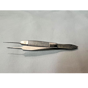 Pinzas Microcorneales de Acero Inoxidable con Dientes 1x2 para Cirugía Oftálmica - Product Image 1