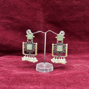 ต่างหูทองเหลืองสองสีสวยงาม ประดับด้วยพลอยโมนาลิซ่าหลากสี เหมาะสำหรับใส่ลำลองและในชีวิตประจำวัน ให้ลุคแบบทองและเงิน - Product Image 5