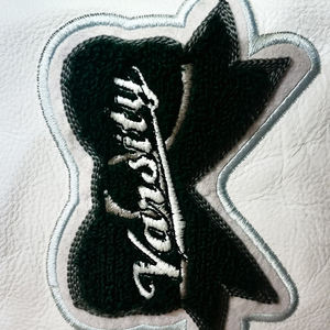 Vestes universitaires d'hiver pour hommes avec lettres brodées, fermeture à bouton unique sur le devant, tissu 100% laine, écologique et respirant - Product Image 6