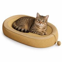 Yangyangpet Tapis tressé carré pour animaux de compagnie, couleur beige, avec rebord bas et jouet à suspendre en forme de balle