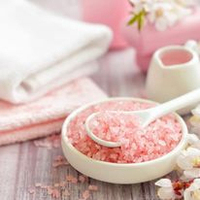 Sels de bain de l'Himalaya rose foncé à marque privée OEM, aux herbes aromatiques de rose, gros grains, qualité supérieure, export, emballage personnalisé en sachet