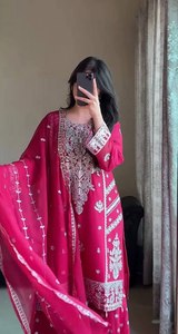 Présentation de la dernière création : magnifique salwar kameez de style télévisé avec travail de séquence de 5 mm, couleurs vives, avec bordure en dentelle et ensemble dupatta - Product Image 2