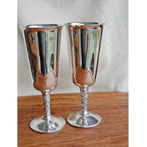 Verre à vin rouge en métal de style classique avec finition argentée brillante Design gaufré avec base ronde Verre à champagne Barware - Product Image 2