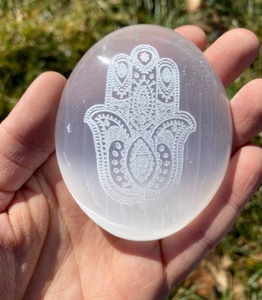 Pierre de palmier gravée de sélénite avec symbole Hamsa, pierre de palmier en cristal poli de sélénite-pierre de sélénite à vendre - Product Image 1